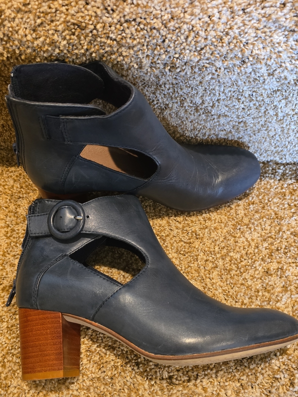 Earth Corinth Cutout Bootie, Navy, Sz 7